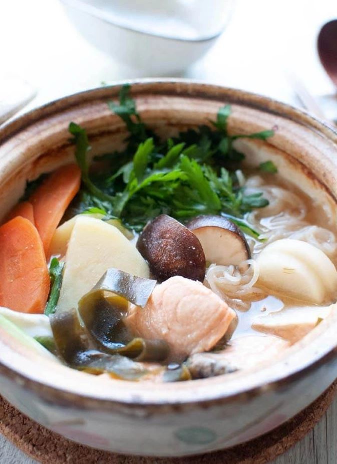 Исикари набэ: японский суп с лососем, который согревает и лечит