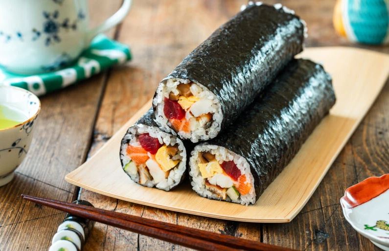 Эхомаки с лососем, тунцом, угрём и омлетом