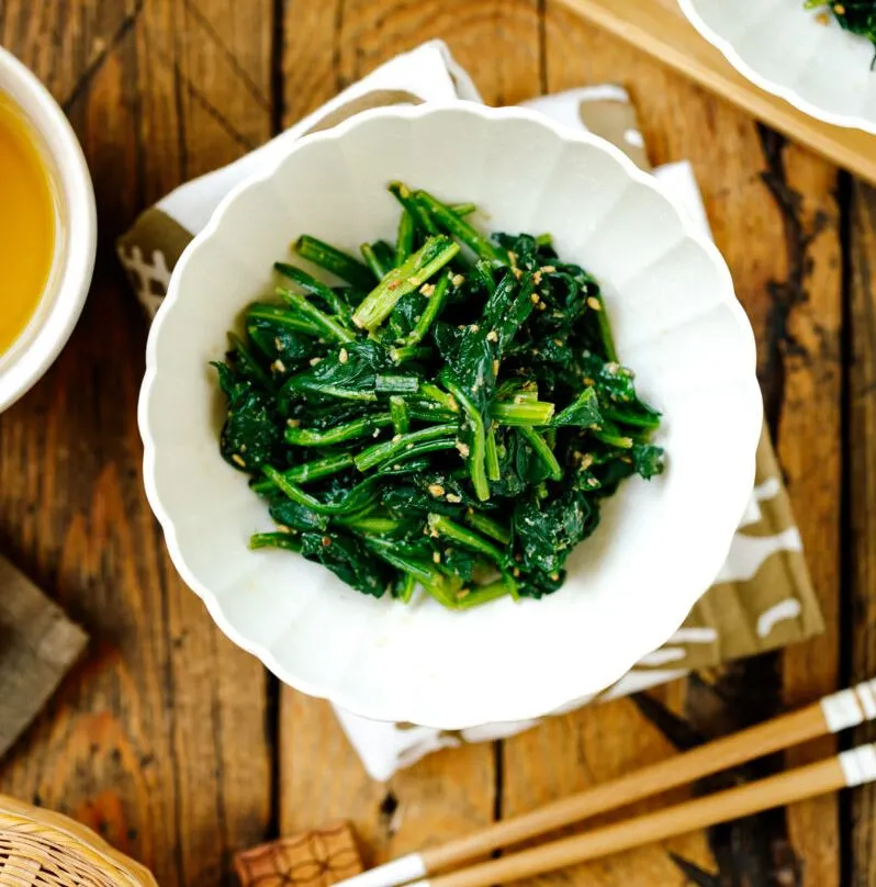 Салат из шпината и кунжута. Гомаэ